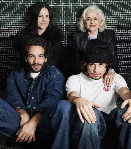 Filho de Wagner Moura com Marieta Severo e Humberto Carrão na estreia 3 Captura%20de%20tela%202026 08 10%20104632