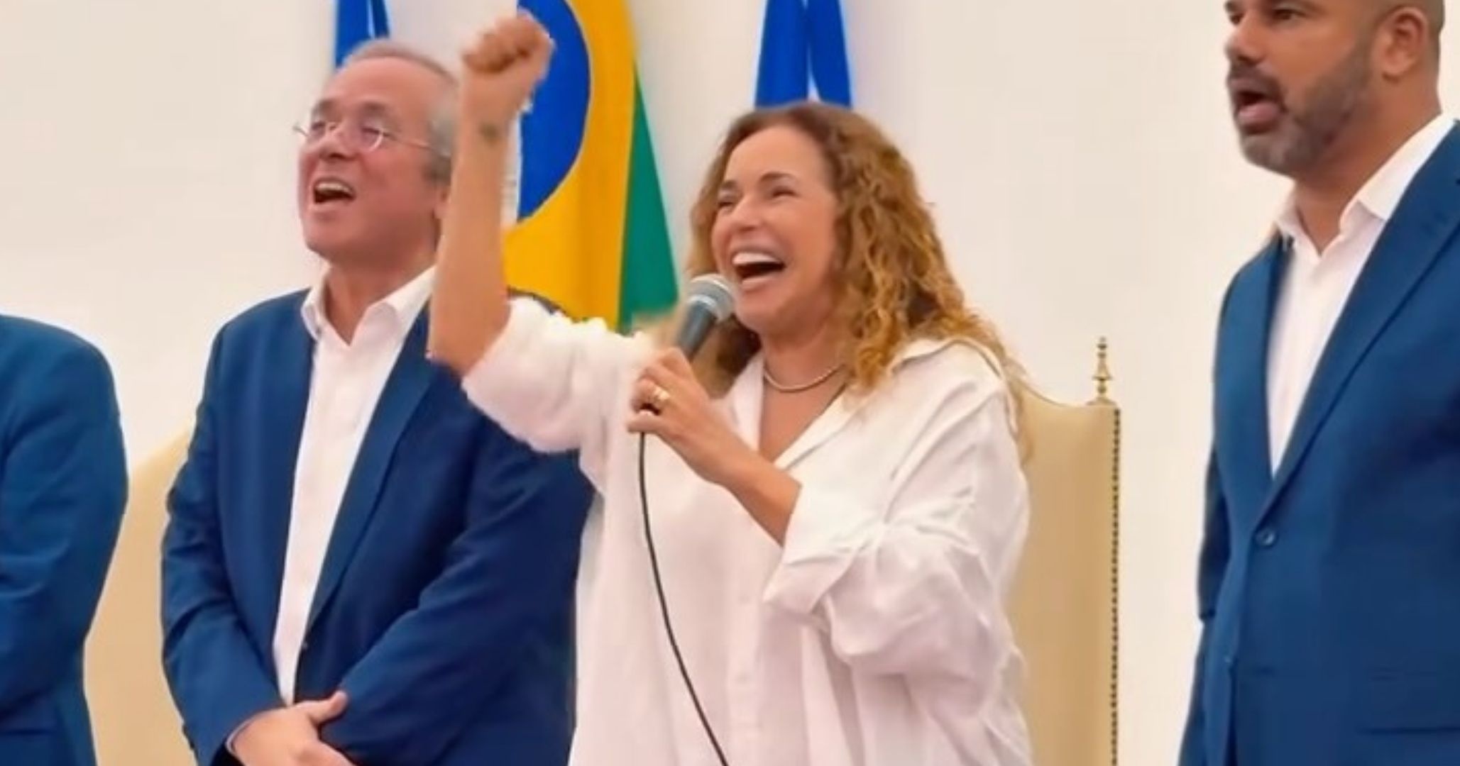 Daniela Mercury participa de ato em defesa da democracia na Ufba