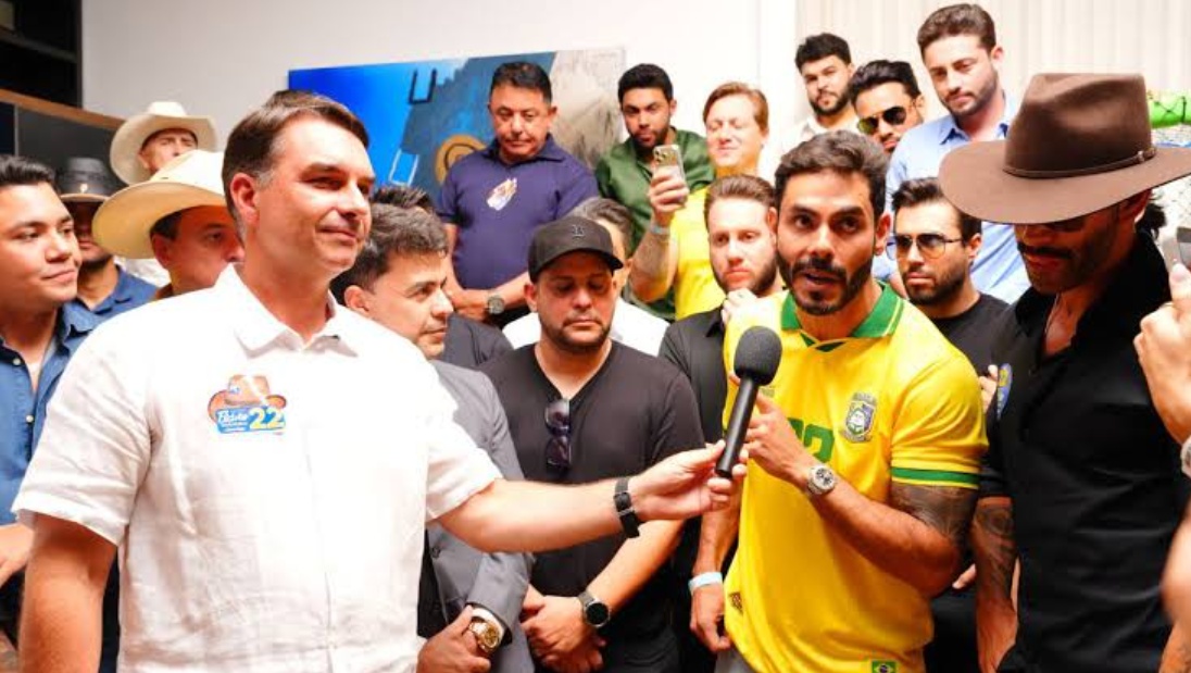 Flávio Bolsonaro recebe apoio de Gusttavo Lima, Jorge, da dupla com Mateus, Zezé e mais sertanejos em encontro