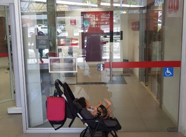 Justiça condena Santander por impedir cliente de entrar em agência com carrinho de bebê