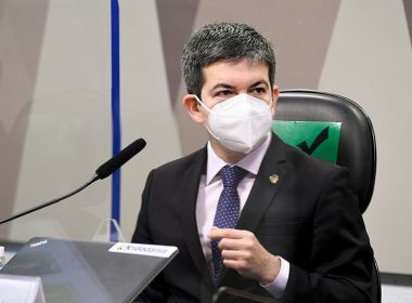 Senador aciona STF para proibir Bolsonaro de desinformar sobre vacinação infantil