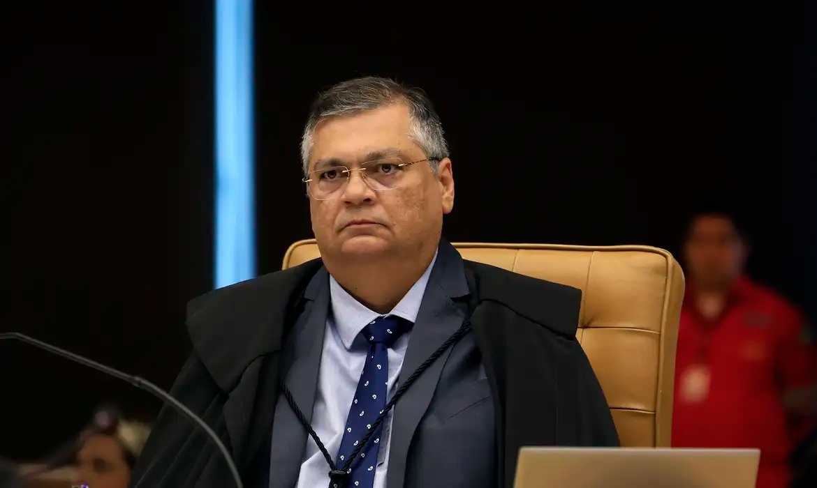 Dino determina divulgação de CPF de servidores pagos por emendas da saúde