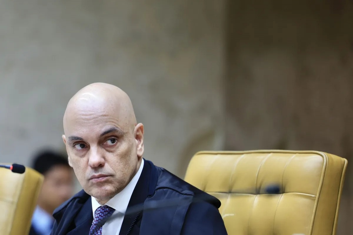 Moraes dá 48 horas para Exército entregar armas de Bolsonaro à PF