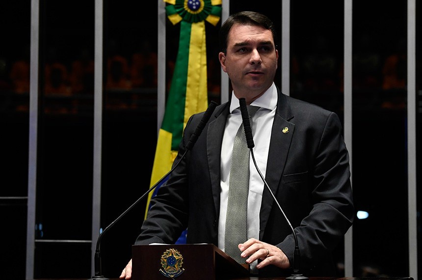 Campanha de Flávio aciona TSE contra posts de artistas e parlamentares