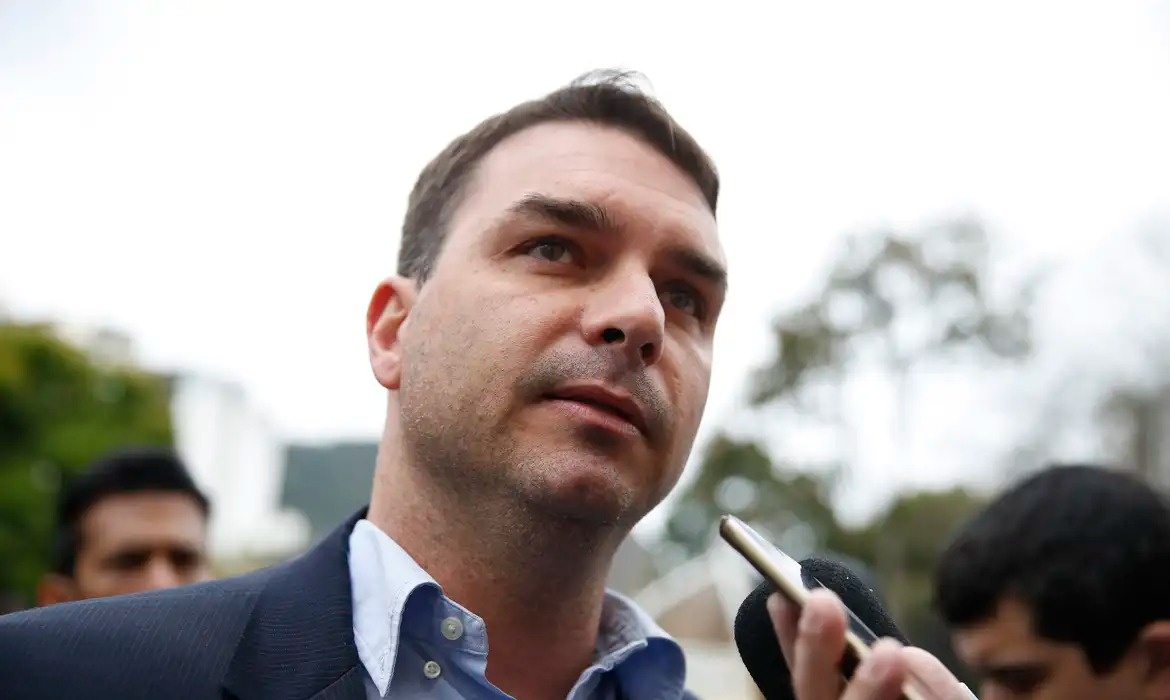 Justiça autoriza que entrega de Título de Cidadão de Salvador à Flávio Bolsonaro aconteça nesse sábado