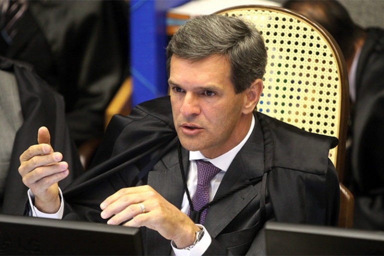 TSE dá 24 horas para Meta comprovar tratamento igualitário a Lula e Flávio Bolsonaro