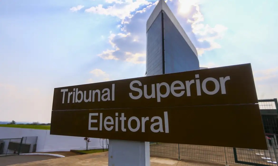 TSE dá 24 horas para Meta e X explicarem regras sobre IA e conteúdo político nas eleições