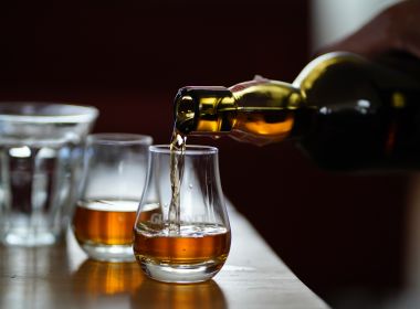 Despacho 'limita' doses de whisky para juiz e secretária no TRT: 'Atividades lúdicas'