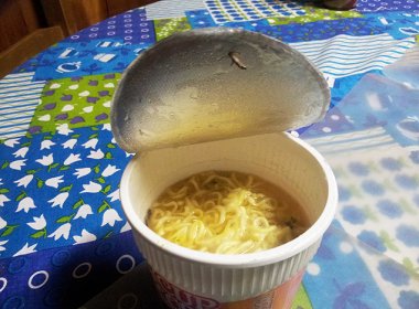 Cup Noodles terá que ser retirado de supermercados por causa de larvas em macarrão