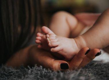 Estudo comprova que mães se conectam neurologicamente aos bebês quando cantam