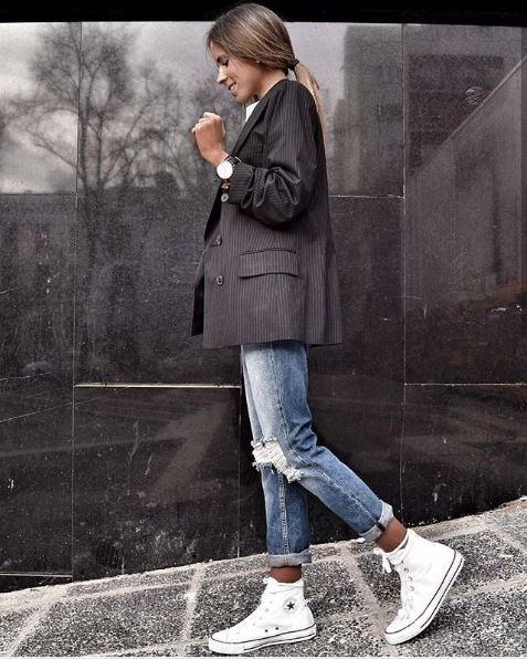 Looks com calça jeans e tênis - perfeitos para jornada do dia dia