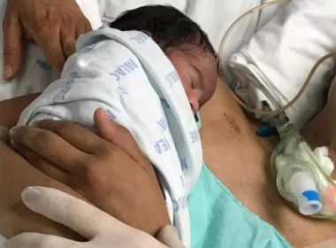 Após contato com o filho recém-nascido, mãe desperta de coma de 23 dias