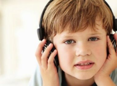 Estudo revela que fone de ouvido pode levar à perda de audição em crianças