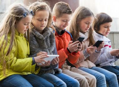 Psicopedagoga orienta como pais devem lidar com o acesso das crianças à internet