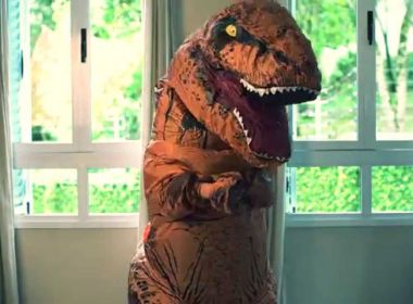 Madrinha usa fantasia de T-Rex apÃ³s noiva dizer que ela podia vestir 'o que quiser'; veja
