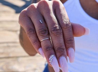 Casais estão trocando aneis de compromisso por piercing no dedo