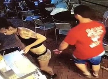 Garçonete toma atitude após cliente apalpar a sua bunda nos Estados Unidos