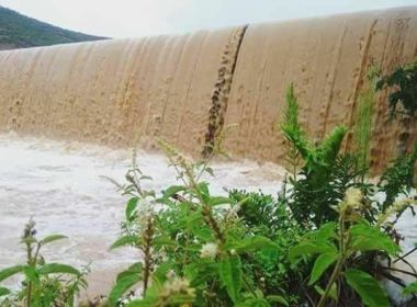 Santa Inês: Chuva deixa ruas alagadas e faz volume de barragem subir