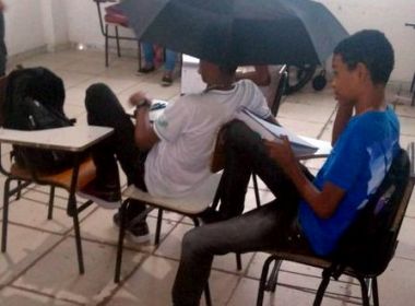 Eunápolis: Alunos assistem aulas de guarda-chuva após temporal atingir colégio