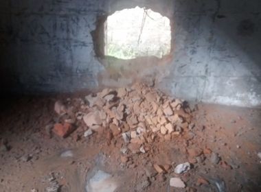 Presos fazem buraco em parede e fogem de complexo policial em Ipiaú