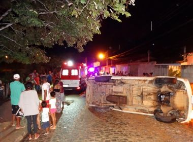 Ipiaú: Cinco ficam feridos após minitrio tombar em rua; grupo divulgava evento religioso