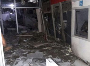 Ipirá: Grupo explode 2 agências, atira contra sede da PM e faz moradores de reféns 
