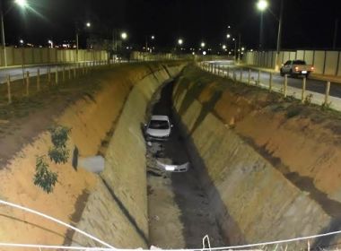 Conquista: Motorista fica ferido após perder controle de direção e cair em valeta de avenida
