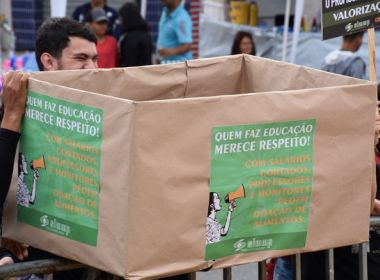 Em greve, professores de Vitória da Conquista pedem doação de alimentos