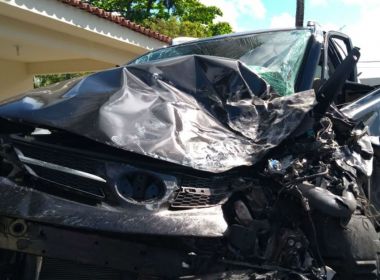 Lauro de Freitas: Grupo rouba carro, bate em ônibus coletivo e foge de local