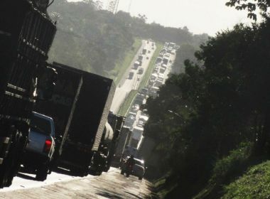 AmÃ©lia Rodrigues: Batida entre duas carretas causa interdiÃ§Ã£o parcial na BR-324