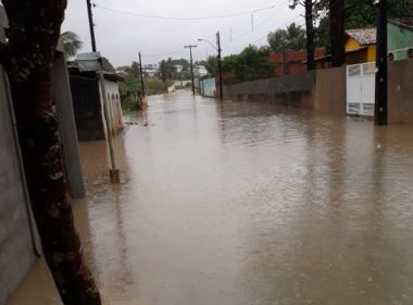 Alagoinhas: Chuvas alagam casas e ruas; previsão é de mais precipitação nesta segunda