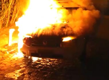 Porto Seguro: Carro fica destruído após homem atear fogo; suspeito não foi localizado