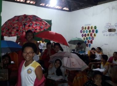 Guaratinga: Estudantes usam guarda-chuva durante aula devido a goteiras 