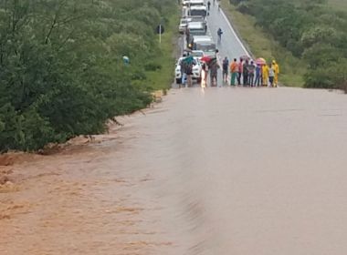 Brumado: Após chuvas, barragem rompe e causa interdição de trecho da BR-030