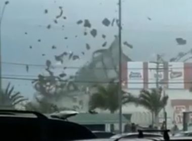 Chuva e ventania destroem teto de atacado na cidade de Eunápolis; assista