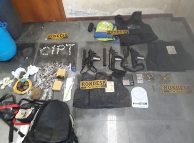 Feira: PM apreende três submetralhadoras, drogas e munição em refúgio no mangue