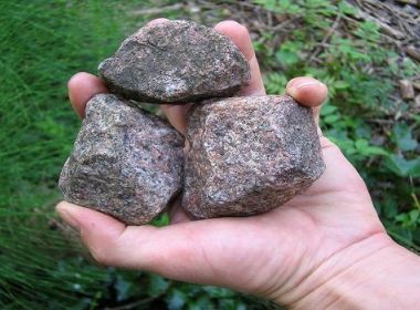 Medeiros Neto: Homem é apedrejado e morre ao tentar impedir que namorado agrida mulher