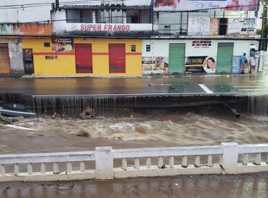 Jacobina: Chuva derruba cais de rio em centro da cidade; veja vÃ­deo