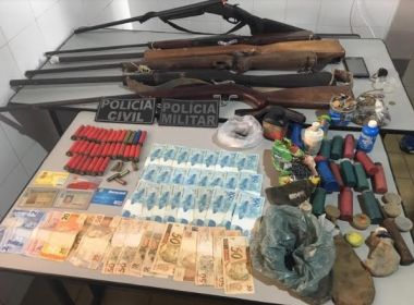 Nova Viçosa: Pai e filho são presos com espingardas, munições e bombas de irrigação