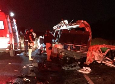 Barreiras: Batida entre van e caminhão deixa quatro mortos e quatro feridos