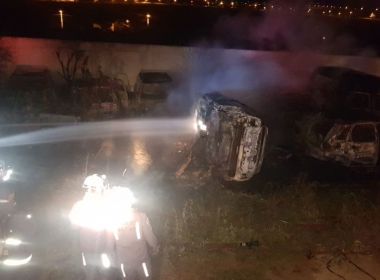 Vitória da Conquista: Incêndio em complexo policial e destrói 17 carros e 3 motos destruídos