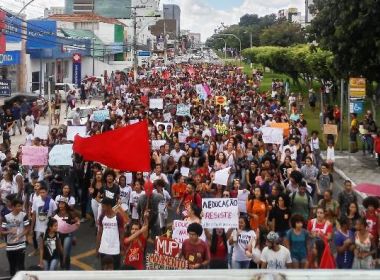 Feira: Protesto percorre ruas do centro e critica cortes na educação do governo Bolsonaro