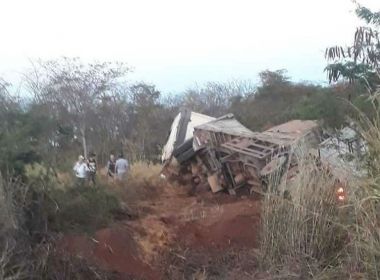 Correntina: Batida entre carreta e van deixa 2 mortos e 16 feridos na BR-349