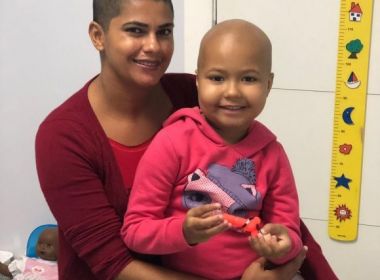 Una: Para apoiar filha com leucemia, mãe raspa a cabeça
