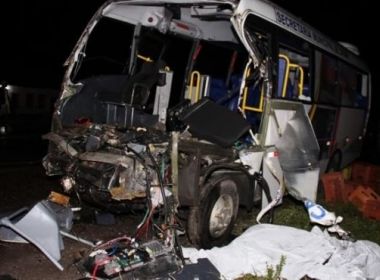 Capela: Cinco morrem e 13 ficam feridos em acidente entre micro-ônibus e caminhão