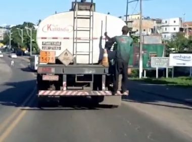 Candeias: Vídeo mostra homem 'pongando' em caminhão para furtar combustível