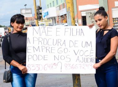 Feira: Em busca de emprego, mãe e filha fazem ‘campanha’ com cartaz em semáforo