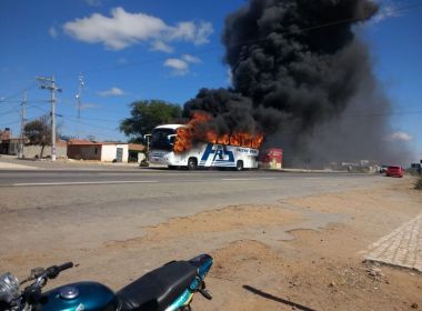 Ônibus rodoviário pega fogo em Juazeiro; veja vídeo
