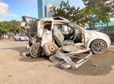 Feira: Carro 'tira fino' de pedestre em acidente; ocupantes têm escoriações