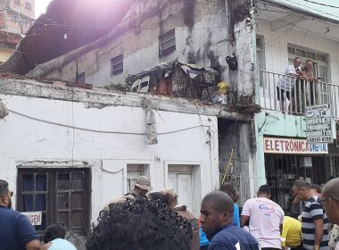 Candeias: Marquise de casa desaba e deixa feridos no Centro